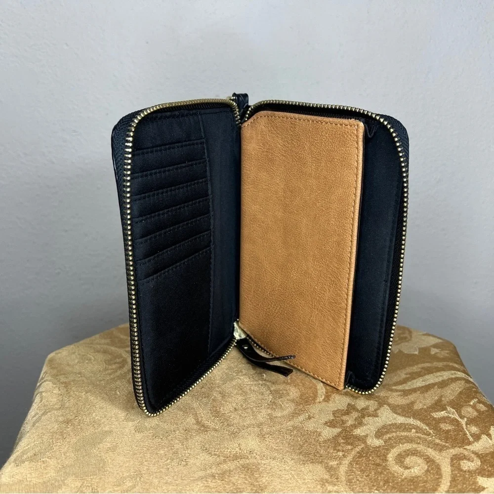 BLACK FAUX LEATHER WALLET WRISTLET ZIP AROUND VEGAN